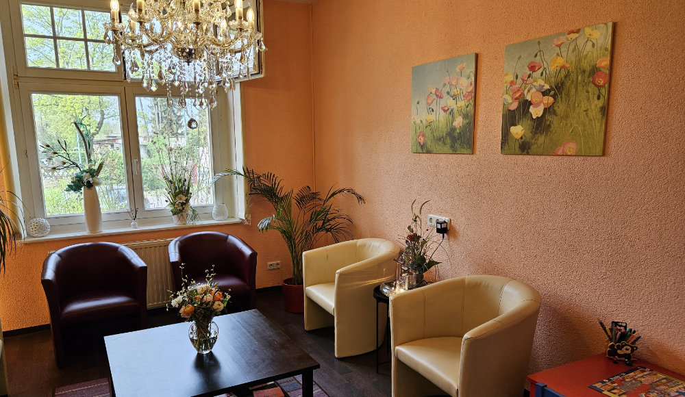 04_Wartezimmer zugeschnitten_v2.jpg